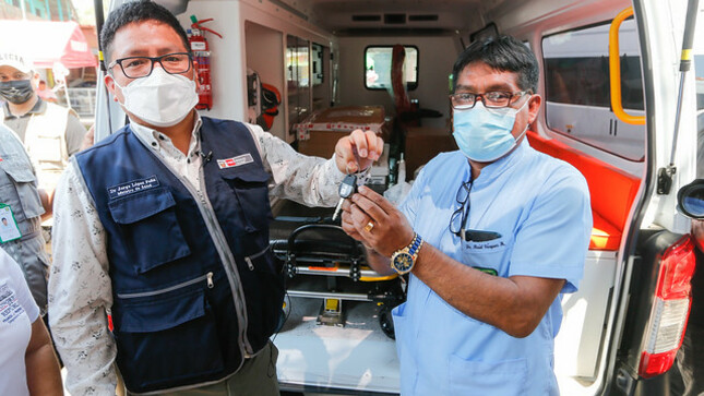 Establecimientos de salud de Pucallpa fortalecen su capacidad de asistencia médica con tres ambulancias nuevas 
