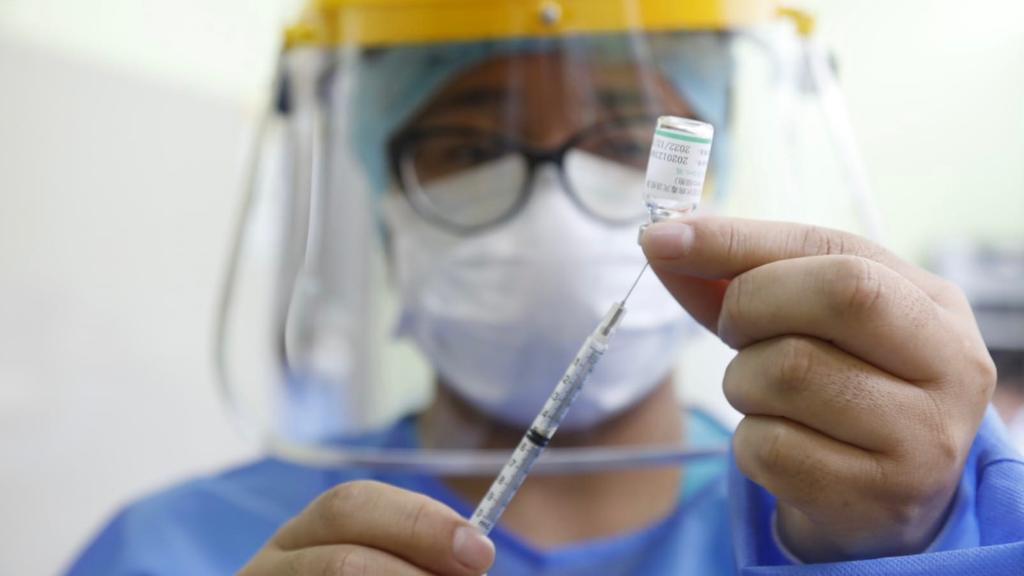 Estudio revela que aplicación de vacuna Sinopharm al personal de salud fue eficaz en la reducción de hospitalizaciones y muertes