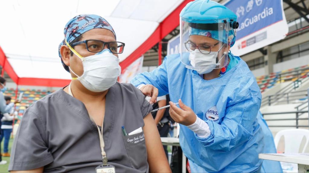 Estudio revela que aplicación de vacuna Sinopharm al personal de salud fue eficaz en la reducción de hospitalizaciones y muertes