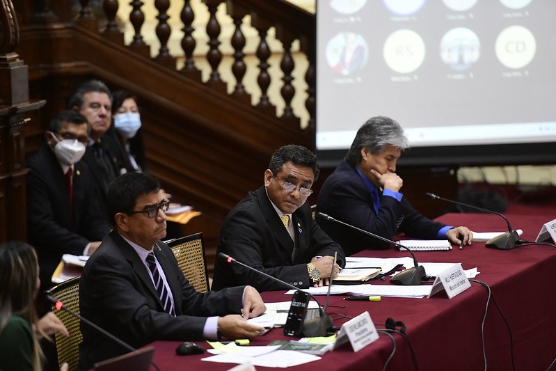 El ministro del Interior, Willy Huerta Olivas, señaló hoy que los cambios en el alto mando de la Policía Nacional del Perú (PNP) se ajustan a ley, por lo que consideró que la decisión del presidente de la República, Pedro Castillo Terrones, de cambiar al comandante general, al jefe del Estado Mayor y al inspector general de la institución policial es acertada y está dentro de su facultad legal.
Durante su presentación ante la Comisión de Defensa, Orden Interno, Desarrollo Alternativo y Lucha contra las Drogas del Congreso, el titular del Ministerio del Interior (Mininter) explicó que la decisión del mandatario de aplicar cambios en la Comandancia General de la Policía Nacional se dio porque no se estaban logrando los objetivos trazados en la lucha contra la inseguridad ciudadana.
“Todos los funcionarios públicos, incluidos los altos mandos de la Policía Nacional, nos encontramos en permanente evaluación. Siendo así, se determinó que los fines institucionales y los objetivos de seguridad ciudadana no se estaban cumpliendo de manera programada. Es por ello que el presidente de la Republica, de acuerdo con sus facultades, vio la necesidad de disponer el cambio del comandante general”, sostuvo.
Precisó que la designación del nuevo comandante general tiene como objetivo diseñar nuevas estrategias para fortalecer la lucha contra la inseguridad y la delincuencia, a fin de atender la demanda de la ciudadanía.
En otro momento, Huerta Olivas señaló que, con las nuevas designaciones en el alto mando, no se está mancillando la institucionalidad de la PNP ni están generando inestabilidad. Por el contrario, dijo que los cambios están orientados a mejorar la gestión, devolver el principio de autoridad a la Policía Nacional y velar por el bienestar social del todo el personal.
“Desde el inicio de mi gestión siempre he defendido a mi institución y la defenderé. Yo no he recibido una orden contraria a esto. Amo mucho a mi institución y no voy a permitir que se le mancille. Siempre he defendido a mis policías y no dejaré ni desmayaré en velar por sus derechos, beneficios y todo lo que les corresponde”, refirió.
Por otra parte, el titular del Interior reiteró que no existe ninguna injerencia en el trabajo del Equipo Especial que lidera el coronel Harvey Colchado; por el contrario, señaló que desde que asumió la cartera siempre se ha brindado el apoyo logístico y recursos humanos a este equipo.
“No hay ningún tipo de obstrucción al trabajo del Ministerio Público y seguirá así. No he recibido ni voy a recibir órdenes de esa naturaleza porque no las aceptaría. Ahí tengo que actuar dentro del margen de la ley. Pero entiendo que a veces hay presunciones o suposiciones, pero no tienen fundamento”, remarcó.
Asimismo, Huerta Olivas precisó que no le corresponde emitir opinión sobre la denuncia presentada por el mandatario contra Harvey Colchado, ya que indicó que la Inspectoría General de la PNP como órgano de investigación y decisión es autónomo en sus actuaciones, bajo responsabilidad funcional.
Medidas para luchar contra la delincuencia
Ante los miembros de la referida comisión parlamentaria, el ministro del Interior también aseguró que la lucha contra la inseguridad ciudadana no se detiene. Explicó que su gestión ha puesto en marcha una serie de acciones para combatir la delincuencia.
Detalló que se ha dispuesto que a partir del 1 de septiembre se cumpla a nivel nacional el patrullaje integrado, lo que significa que 26 gobiernos regionales, 196 municipalidades provinciales y 1678 municipios distritales trabajen de manera coordinada con la Policía Nacional. Habrá 20 000 unidades móviles de patrullaje con presencia policial.
Con la finalidad de incrementar los efectivos policiales en las calles y en cumplimiento a lo anunciado por el presidente de la Republica, Huerta Olivas dijo que se ha iniciado el proceso de admisión extraordinario con 5 500 vacantes para las escuelas técnicas de suboficiales de la PNP a nivel nacional.
Indicó que los que egresen de las escuelas policiales en los próximos meses, serán asignados a las diferentes comisarías a fin de potenciar la presencia policial en las calles.
De igual manera, mencionó que reforzarán la creación de las Juntas Vecinales para fortalecer el trabajo articulado entre la Policía Nacional y la ciudadanía.
El ministro del Interior también dijo que la seguridad ciudadana se verá reforzada con la puesta en marcha de la interoperabilidad de las cámaras de vigilancia de los diferentes municipios con el Centro de Comando Control de la Policía Nacional. Asimismo, refirió que seguirán promoviendo convenios con los gobiernos locales a fin de fortalecer la lucha contra la delincuencia y el crimen organizado.