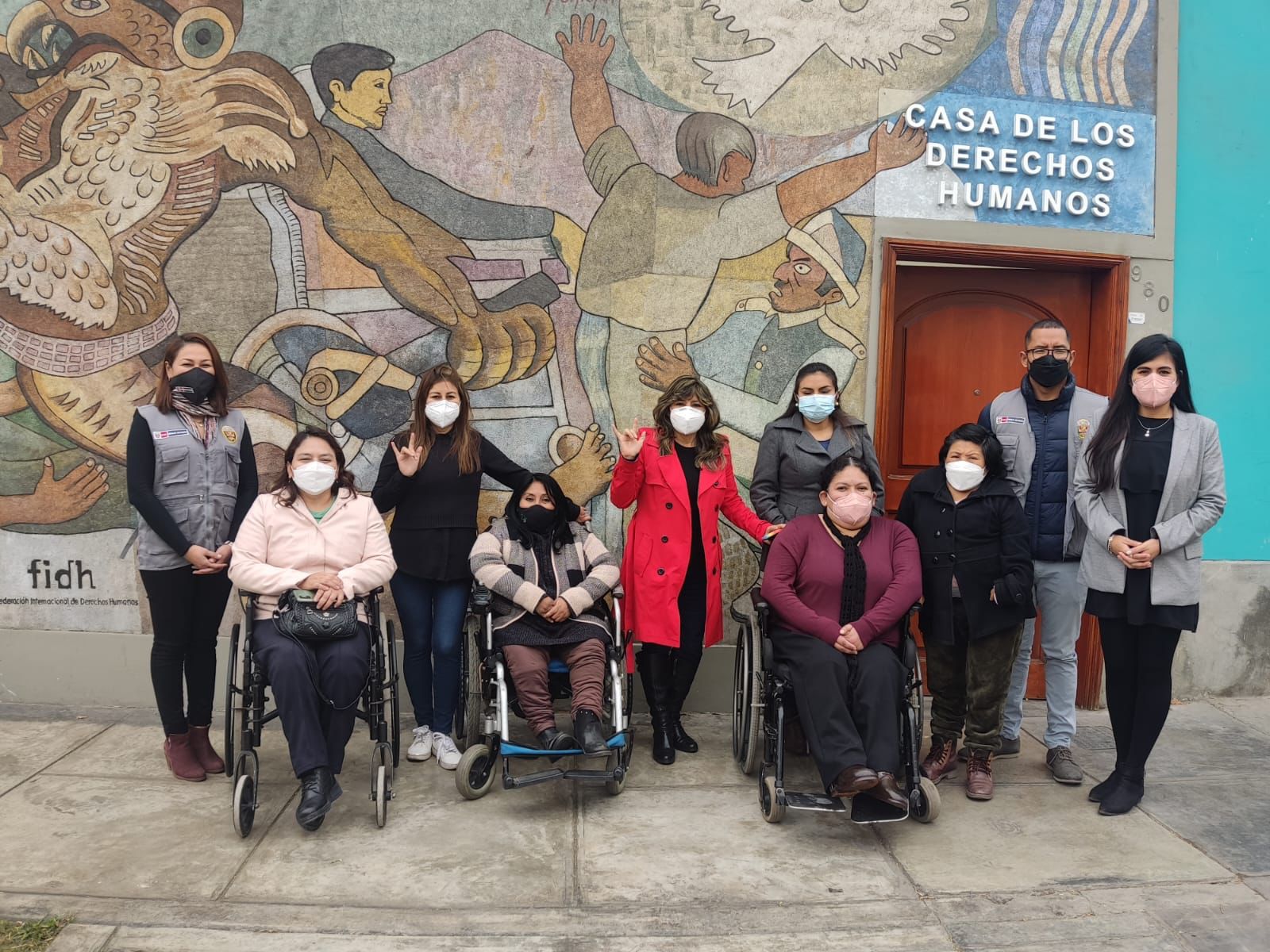 El Ministerio del Interior (Mininter) promueve la atención inclusiva a las personas con discapacidad en las diversas comisarías del país, donde implementará rampas de acceso, baños especializados y un servicio que empleará gráficas, imágenes y lenguaje de señas.
Con ese objetivo, el Mininter dio inicio al proyecto fomentando el diálogo entre el personal de la Policía Nacional del Perú (PNP) y personas con discapacidad a través de mesas de trabajo, donde se identificó necesidades, experiencias, oportunidades de mejora y acciones a implementar para poner en marcha las primeras comisarias inclusivas del país.
Las comisarías inclusivas buscan la atención especializada e inclusiva de este segmento poblacional, mediante la capacitación al personal policial y la habilitación de espacios accesibles, destacó el viceministro de Seguridad Pública del Mininter, Miguel Palomino.
Para ello, indicó, es importante que los policías y las propias personas con discapacidad, como actores involucrados en la materia, conozcan las acciones que se deben implementar en las comisarías para garantizar una atención adecuada y con enfoque inclusivo.
Como parte de este proyecto, el Mininter desarrolló una primera mesa de trabajo con policías y personas con discapacidad del proyecto “Una vida y sin violencia”, de la ONG Paz y Esperanza, y el Fondo Fiduciario de las Naciones Unidas.
En este espacio se identificó la necesidad de capacitar al personal policial en habilidades blandas para crear conciencia sobre la importancia del trato digno a esta población e implementar servicios especializados para brindar una atención con lenguaje de señas.
Además, se resaltó la importancia de contar con material gráfico didáctico e imágenes que permitan identificar los actos de violencia que personas con discapacidad auditiva e intelectual puedan sufrir, al no poder hablar o explicar los hechos suscitados.
Durante la mesa de trabajo, el personal policial, por su parte, mostró su buena predisposición para atender de manera especializada a las personas con discapacidad, y coincidió en la necesidad de intensificar las capacitaciones en esta materia.
El Mininter implementará la primera comisaría inclusiva en el Perú durante el último trimestre del año, para lo cual viene implementando capacitaciones especializadas, así como la adaptación de espacios adecuados, el acceso con rampas, baños y otros servicios.
Dicho proyecto se encuentra enmarcado en la política del Gobierno para promover las acciones en materia inclusión de personas con discapacidad y garantizar una cultura en igualdad de oportunidades y libre de discriminación.