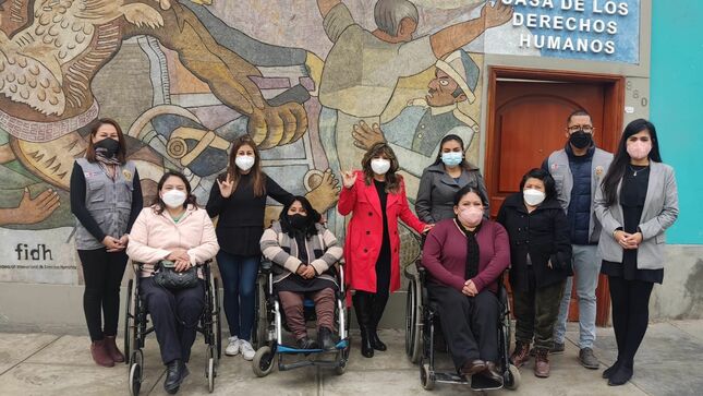 El Ministerio del Interior (Mininter) promueve la atención inclusiva a las personas con discapacidad en las diversas comisarías del país, donde implementará rampas de acceso, baños especializados y un servicio que empleará gráficas, imágenes y lenguaje de señas.

Con ese objetivo, el Mininter dio inicio al proyecto fomentando el diálogo entre el personal de la Policía Nacional del Perú (PNP) y personas con discapacidad a través de mesas de trabajo, donde se identificó necesidades, experiencias, oportunidades de mejora y acciones a implementar para poner en marcha las primeras comisarias inclusivas del país.

Las comisarías inclusivas buscan la atención especializada e inclusiva de este segmento poblacional, mediante la capacitación al personal policial y la habilitación de espacios accesibles, destacó el viceministro de Seguridad Pública del Mininter, Miguel Palomino.

Para ello, indicó, es importante que los policías y las propias personas con discapacidad, como actores involucrados en la materia, conozcan las acciones que se deben implementar en las comisarías para garantizar una atención adecuada y con enfoque inclusivo.

Como parte de este proyecto, el Mininter desarrolló una primera mesa de trabajo con policías y personas con discapacidad del proyecto “Una vida y sin violencia”, de la ONG Paz y Esperanza, y el Fondo Fiduciario de las Naciones Unidas.

En este espacio se identificó la necesidad de capacitar al personal policial en habilidades blandas para crear conciencia sobre la importancia del trato digno a esta población e implementar servicios especializados para brindar una atención con lenguaje de señas.

Además, se resaltó la importancia de contar con material gráfico didáctico e imágenes que permitan identificar los actos de violencia que personas con discapacidad auditiva e intelectual puedan sufrir, al no poder hablar o explicar los hechos suscitados.

Durante la mesa de trabajo, el personal policial, por su parte, mostró su buena predisposición para atender de manera especializada a las personas con discapacidad, y coincidió en la necesidad de intensificar las capacitaciones en esta materia.

El Mininter implementará la primera comisaría inclusiva en el Perú durante el último trimestre del año, para lo cual viene implementando capacitaciones especializadas, así como la adaptación de espacios adecuados, el acceso con rampas, baños y otros servicios.

Dicho proyecto se encuentra enmarcado en la política del Gobierno para promover las acciones en materia inclusión de personas con discapacidad y garantizar una cultura en igualdad de oportunidades y libre de discriminación.

