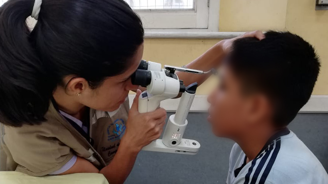 Un niño es atendido por la oftalmòloga