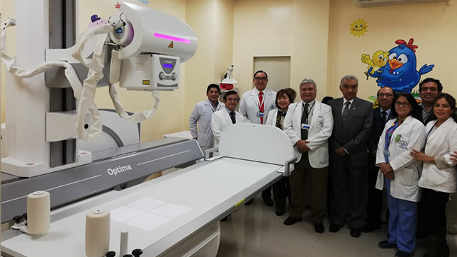 Personal del Hospital San Bartolomè `posa junto al equipo de rayos X