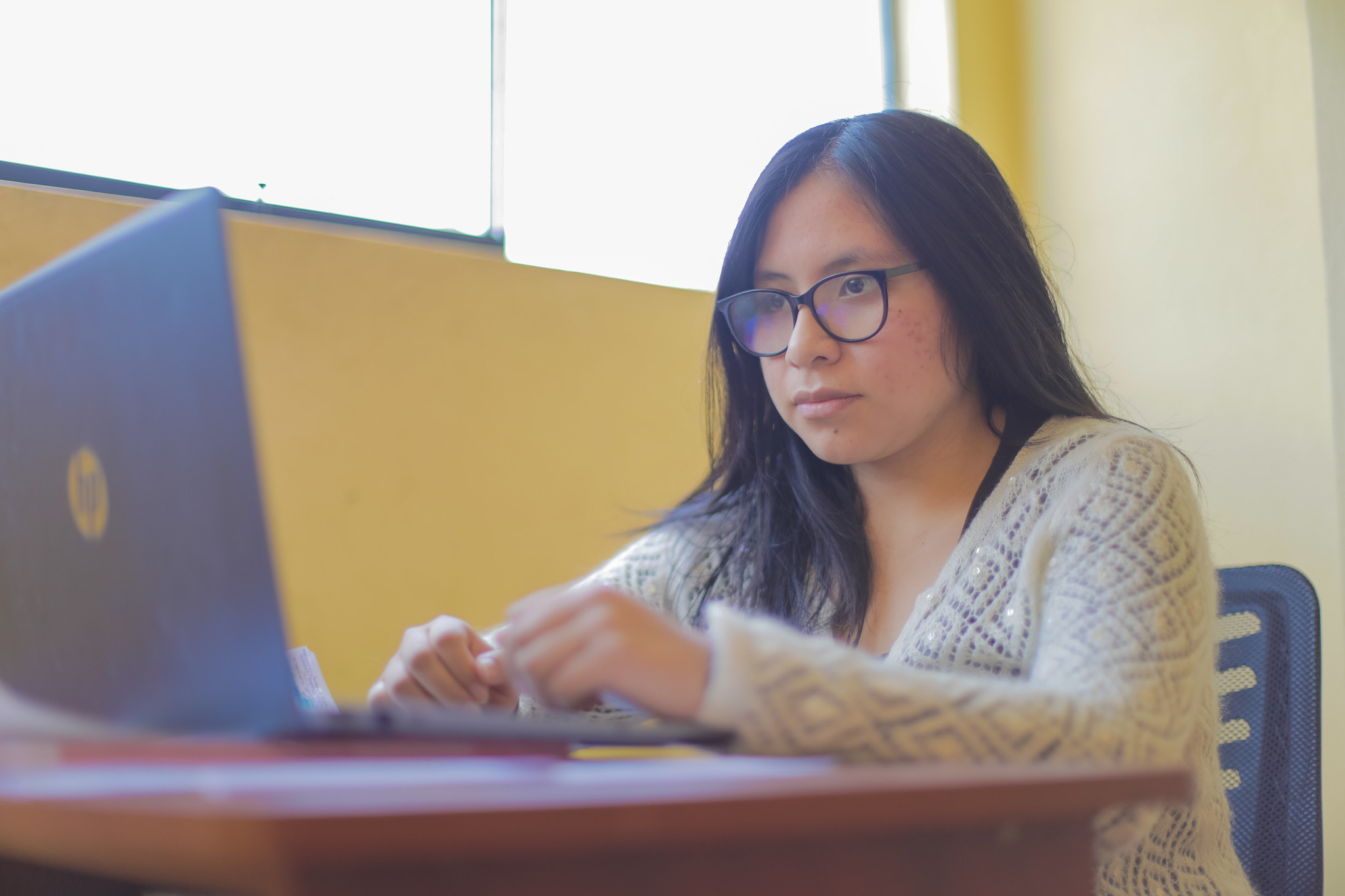 Angélica Urbina frente a su laptop