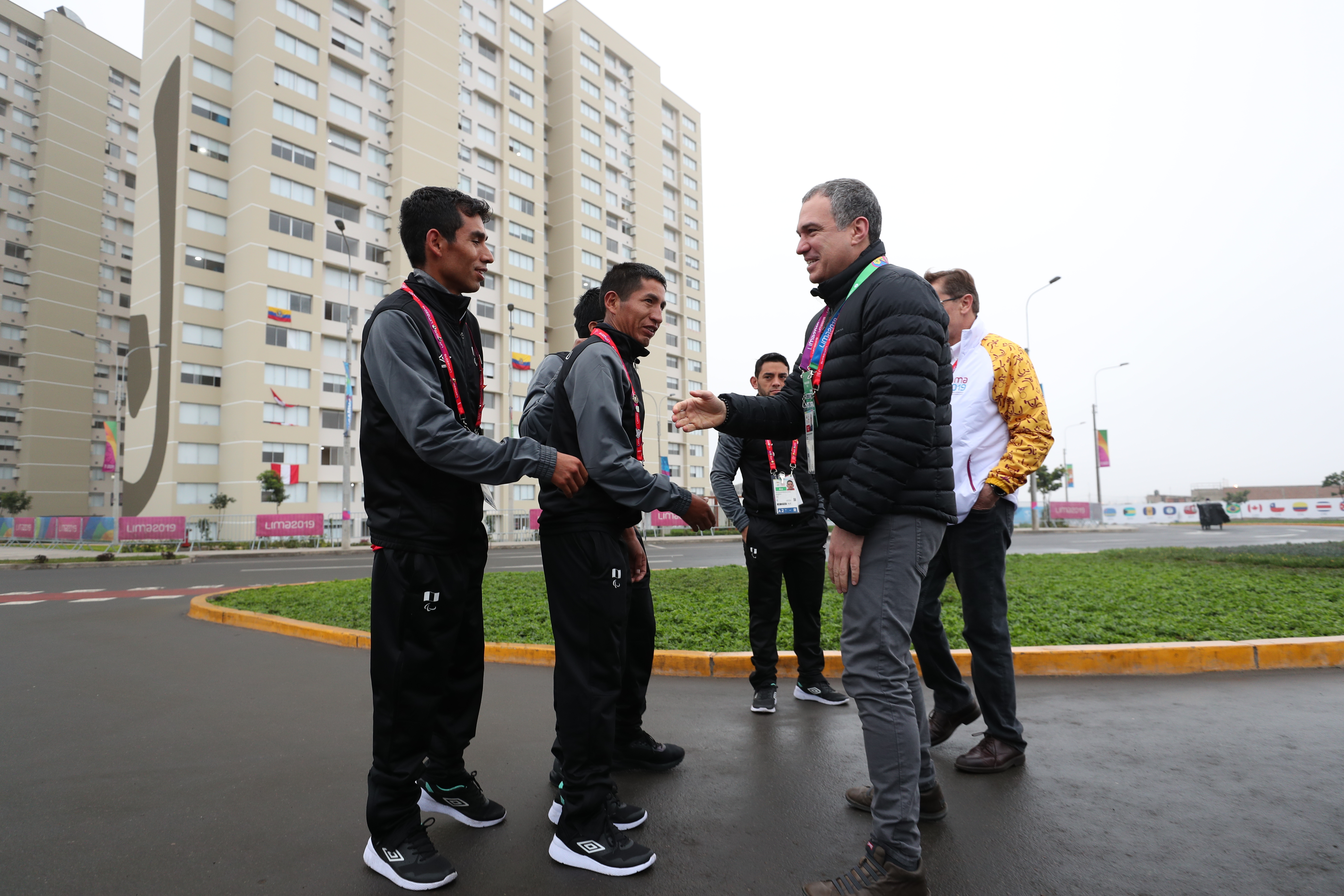 Presidente del Consejo de Ministros saluda a Jhon Cusi (izq.) en su última visita a la Villa Parapanamericana