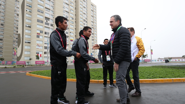 Presidente del Consejo de Ministros saluda a Jhon Cusi (izq.) en su última visita a la Villa Parapanamericana