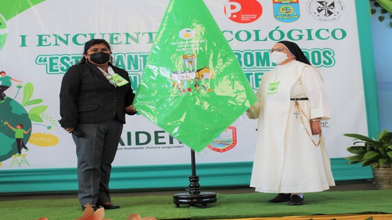 Entrega de la Bandera verde a la I.E "Las Capullanas" por los logros ambientales obtenidos a nivel nacional.