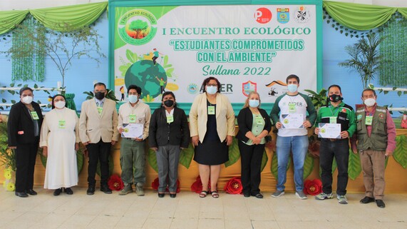Entrega de diplomas a autoridades.