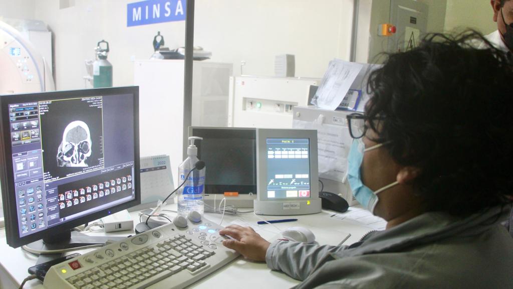 Instituto Nacional de Ciencias Neurológicas salva vida de joven que se le incrustó una tabla de 2 metros en el ojo y cerebro