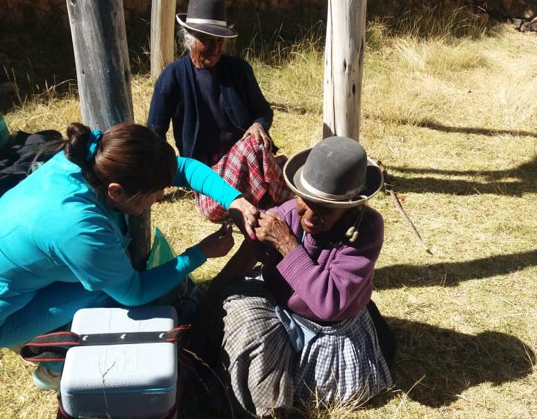 En la foto la enfermera vacuna a dos mujeres ancianas