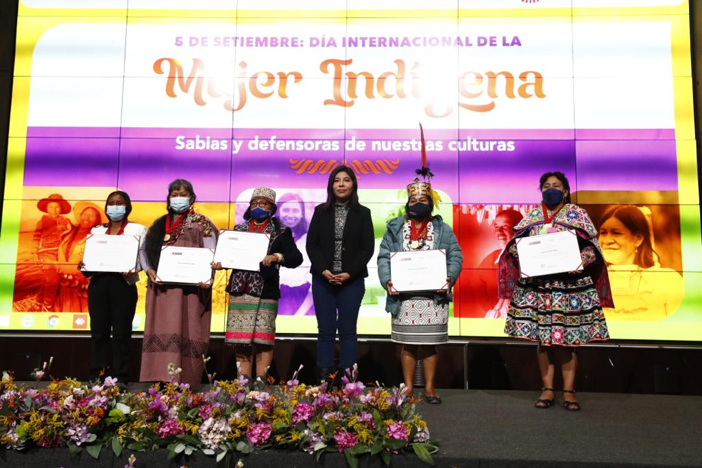 Ministra de Cultura reconoce a cinco lideresas en el Día Internacional de la Mujer Indígena