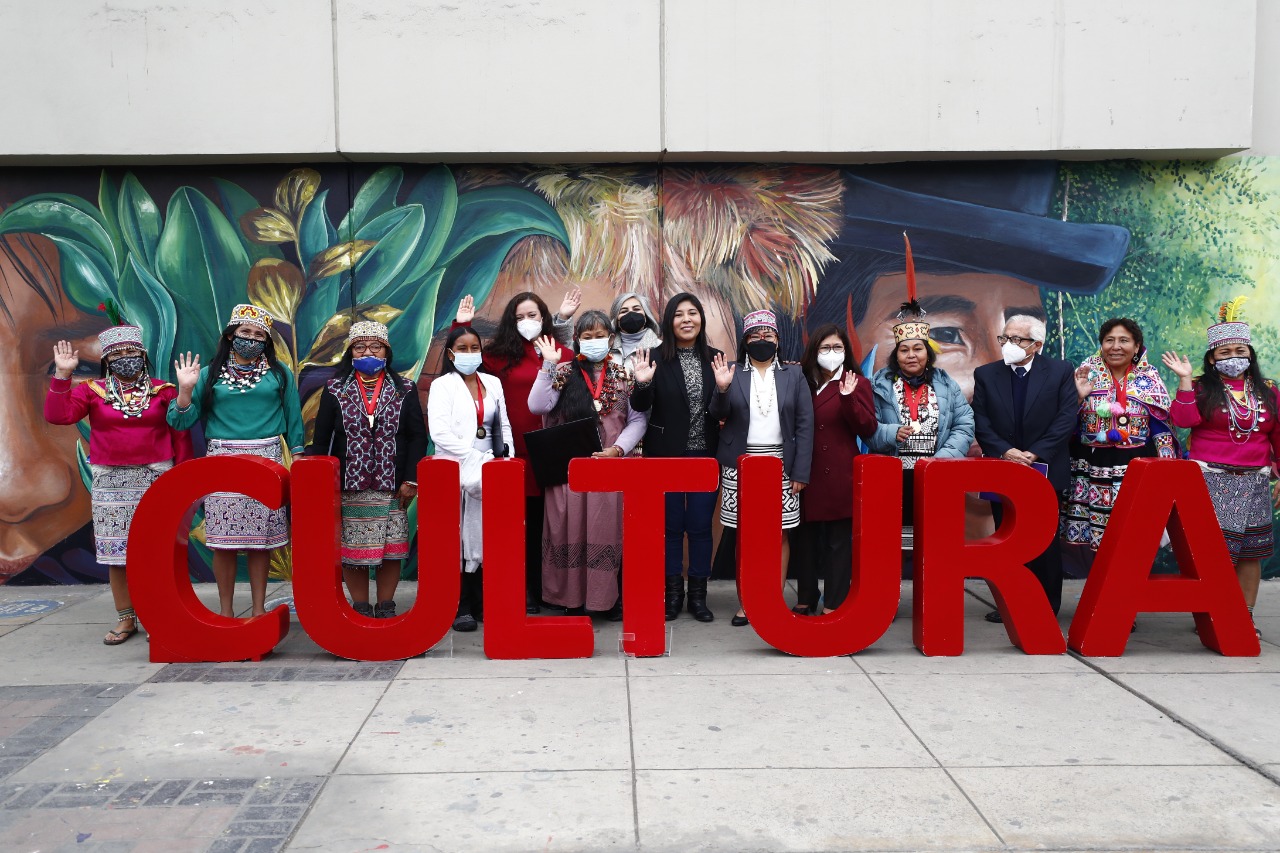 Ministra de Cultura reconoce a cinco lideresas en el Día Internacional de la Mujer Indígena