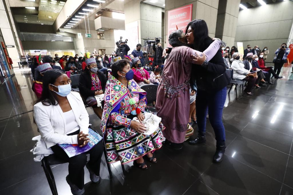 Ministra de Cultura reconoce a cinco lideresas en el Día Internacional de la Mujer Indígena