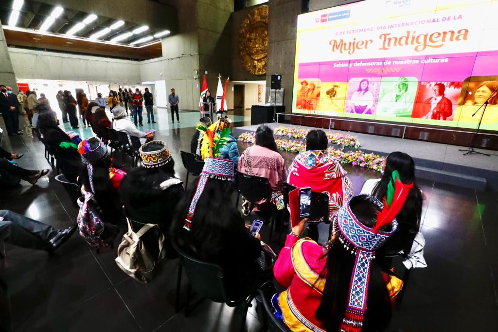 Ministra de Cultura reconoce a cinco lideresas en el Día Internacional de la Mujer Indígena