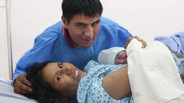 Se ve una paraje junto a su bebé recién nacido y que aún permanece en el hospital tras su nacimiento.
