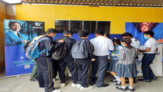 Estudiantes interesados por saber las carreras que ofrece cada Casa de Estudio Superior.
