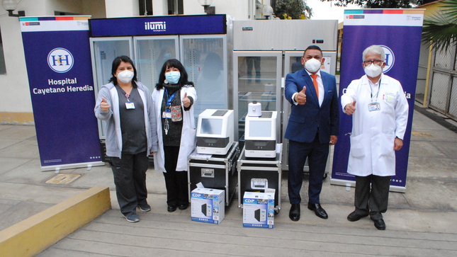 Imagen del Director del Hospital Cayetano junto al personal de la unidad de Microbiología