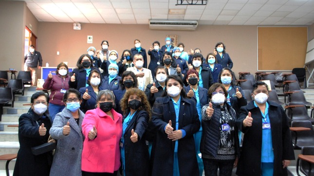 Imagen de las enfermeras y enfermeros cesantes junto a la abogada Inés Jiménez Landaveri, Directora Ejecutiva de la Oficina de Gestión de Recursos Humanos del HCH
