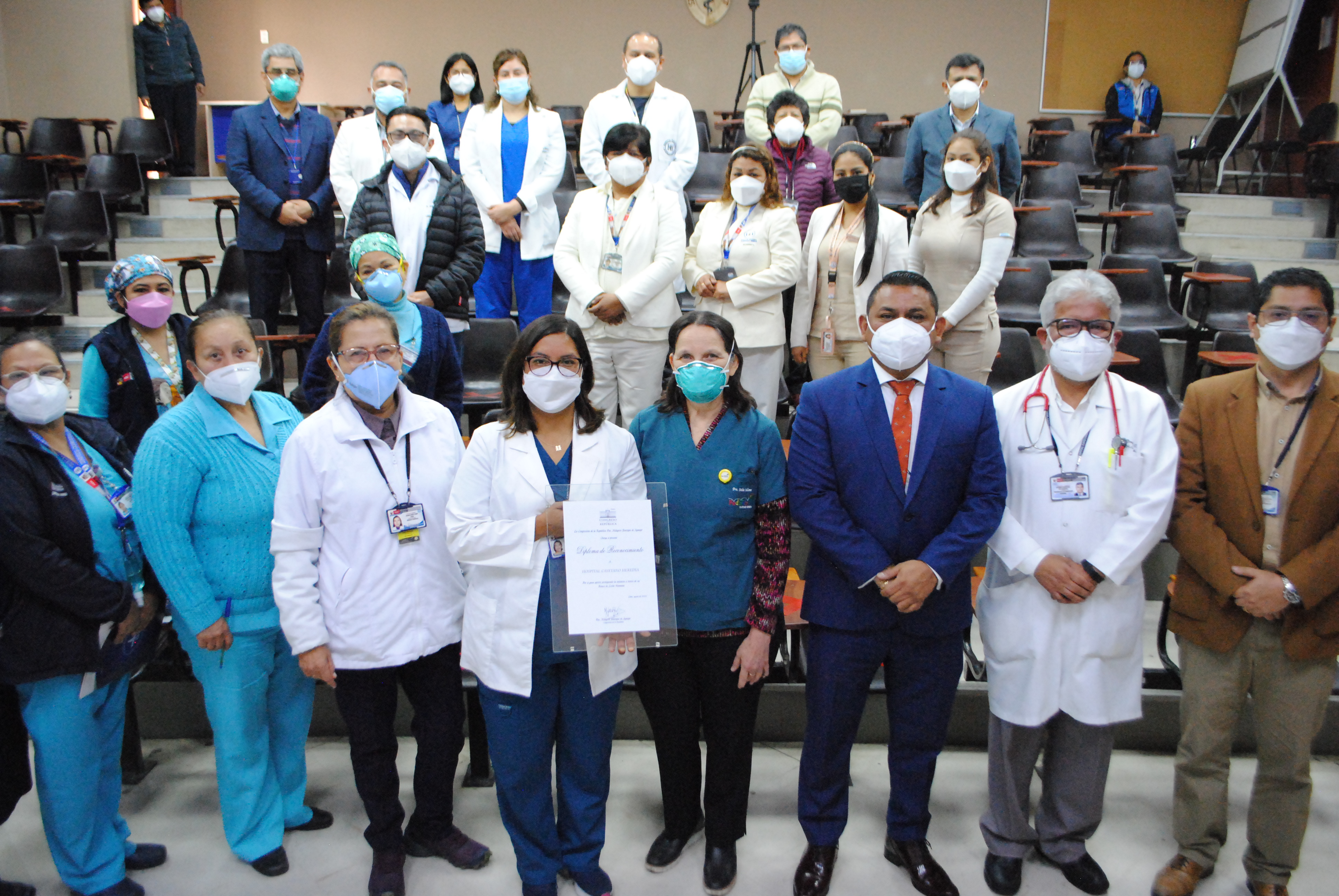 Imagen del director y su equipo de gestión junto a los impulsadores del Banco de Leche del Hospital Cayetano