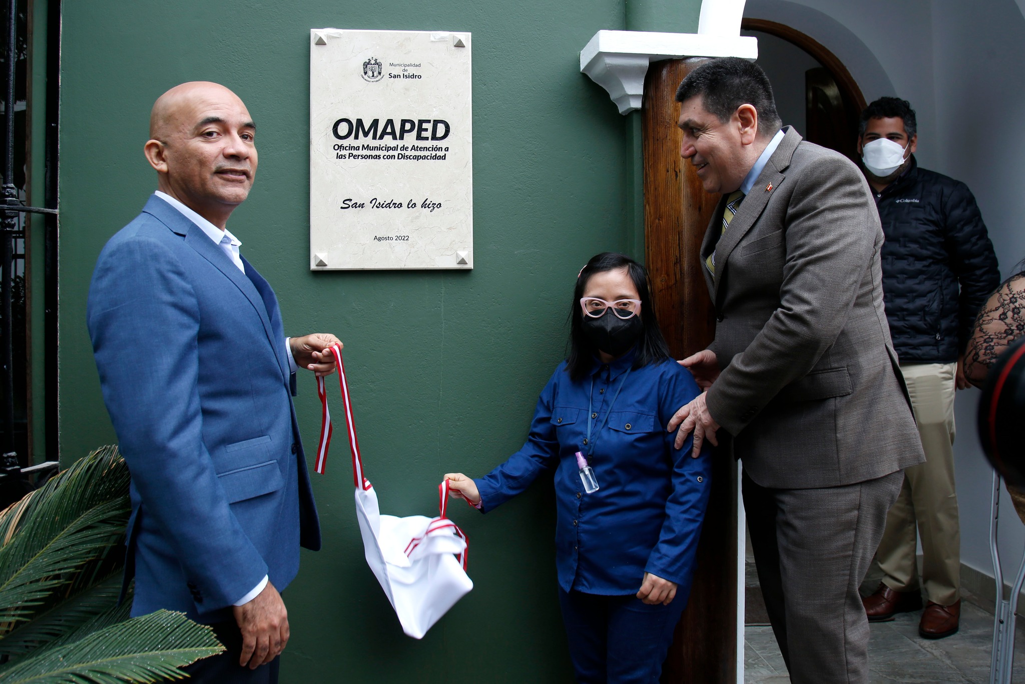 El Presidente del Conadis, Marco Antonio Gamarra La Barrera y el alcalde de la municipalidad de San Isidro, Augusto F. Cáceres Viñas participaron en inauguración del nuevo local de la Oficina Municipal de Atención a las Personas con Discapacidad (OMAPED).