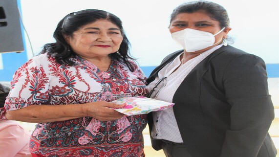 Entrega de obsequio por parte de UGEL Sullana.
