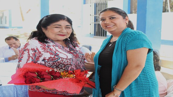 Entrega de obsequio por parte del área de Asesoría Jurídica.