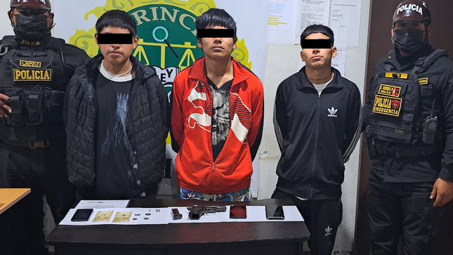 En el marco de la ejecución de operativos conjuntos dispuestos por el Ministerio del Interior (Mininter), las intervenciones de la Policía Nacional del Perú (PNP), con apoyo de las Fuerzas Armadas, permitieron la captura de 343 personas requeridas por la justicia en operaciones realizadas a nivel nacional en las últimas 48 horas. 
 
Según información de la Central de Operaciones Policiales de la Comandancia General de la PNP (Ceopol Comgen), durante este mismo periodo de tiempo también fueron detenidas 1012 personas inmersas en diversos actos delictivos. 
 
Lima fue la región con el mayor número de capturados al registrar 339 detenidos, entre requisitoriados (61) y delincuentes comunes (278). Le siguieron el Callao (184), La Libertad (177) y Arequipa (123). Cabe destacar que la mayoría de las intervenciones se realizaron en las zonas declaradas en estado de emergencia por seguridad.
 
Siguiendo las disposiciones establecidas por la gestión del ministro del Interior, Willy Huerta, la Policía Nacional ejecutó 6251 operativos conjuntos a lo largo de todo el territorio nacional. Para ejecutar estas operaciones, la Comandancia General de la PNP desplegó un total de 30 285 efectivos policiales, a cuyas labores se sumaron en apoyo 674 miembros de las Fuerzas Armadas y 2412 serenos municipales.
 
Producto de esta ardua de lucha contra el delito, también se desarticularon 55 bandas criminales, se incautaron 696 celulares robados y 27 armas de fuego. Asimismo, se decomisó gran cantidad de droga y se impusieron 2456 papeletas por infracciones al reglamento nacional de tránsito.
 
La realización de estos operativos conjuntos responde al compromiso del Gobierno Central y del sector Interior para elevar los estándares de seguridad y fortalecer la presencia de las fuerzas del orden en las calles, a fin de reducir la percepción de inseguridad en el país.
 
Con este motivo se ha intensificado los operativos de control de identidad, así como el patrulle a pie y motorizado en las zonas más álgidas de las ciudades donde se gesta el delito y se requiere mayor presencia de la Policía Nacional.  
 
Por disposición establecida por el Mininter, este tipo de operaciones continuarán durante las próximas semanas en favor de la seguridad nacional.

