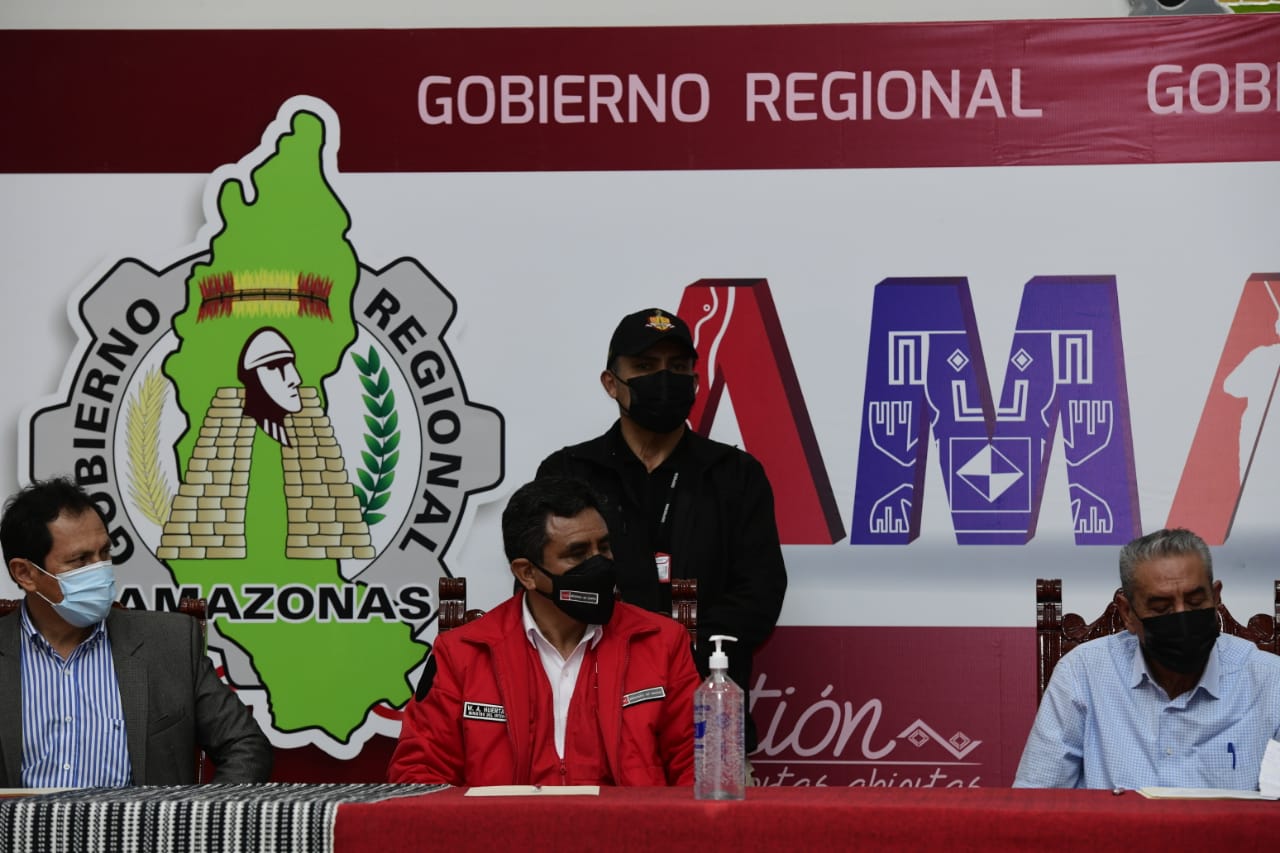 El ministro del Interior, Willy Huerta Olivas, visitó hoy Amazonas con el fin de respaldar el trabajo de la Policía Nacional del Perú (PNP) y fortalecer la lucha contra el crimen organizado y la inseguridad ciudadana en esa región del país. Durante su estadía, recorrió delegaciones policiales, inspeccionó la Escuela Técnica Superior de la PNP y se reunió con autoridades locales con quienes coordinó acciones para reforzar la lucha contra el crimen.
Al arribar a la región Amazonas, el ministro expresó el saludo y la preocupación del presidente de la República, Pedro Castillo Terrones, por potenciar las acciones de patrullaje que permitan prevenir el delito y las operaciones de inteligencia, para desarticular bandas criminales que atentan contra la tranquilidad de la población.
En su visita a Chachapoyas, el titular del Ministerio del Interior (Mininter) acudió a la comisaría sectorial de la zona, donde resaltó y felicitó el trabajo esforzado que cumplen los policías en su lucha diaria contra el delito.
En la delegación conversó con el comisario, comandante PNP Carlos Sánchez, sobre el mejoramiento de las instalaciones de los locales policiales a través de alianzas estratégicas con autoridades comprometidas con la seguridad y la labor policial.
Posteriormente, el titular del Interior se trasladó a la sede del Gobierno Regional de Amazonas. Ahí sostuvo una reunión con el gobernador, Óscar Altamirano, y autoridades locales.
Durante la sesión, la autoridad regional agradeció la voluntad del Gobierno del presidente Castillo y del titular del Mininter por unir esfuerzos y trabajar juntos contra la delincuencia común y el crimen organizado en la región.
Por su parte, Huerta Olivas reafirmó su compromiso con la descentralización del sector Interior y reconoció la importancia de trabajar en equipo a todos los niveles de gobierno.
El titular del sector Interior fue declarado visitante ilustre por el Gobierno Regional de Amazonas, en mérito a su aporte al desarrollo de la región.
Como parte de su recorrido, el ministro, junto al congresista Segundo Montalvo; y el jefe de la XI Macro Región Policial San Martín, Gral. PNP Luis Olivero, realizó una visita de inspección a la Escuela de Educación Superior Técnico Profesional PNP de Amazonas, ubicada en la provincia de Utcubamba.
Destacó el trabajo que realiza la PNP en este centro de formación policial, de cuyas aulas ya han egresado 1406 suboficiales y 19 de ellos son de procedencia de las comunidades nativas de la provincia de Condorcanqui. Actualmente, en esta escuela un total de 162 alumnos se vienen educando en las especialidades funcionales de investigación criminal (48) y orden público y seguridad ciudadana (114).
A su llegada a Bagua, Huerta Olivas también dialogó con un grupo de representantes de la comunidad Awajún del distrito de Aramango, quienes le expresaron su necesidad de contar con una institución educativa. En dicha reunión, el ministro se comprometió a hacer llegar su pedido a las autoridades respectivas.