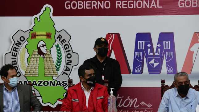 El ministro del Interior, Willy Huerta Olivas, visitó hoy Amazonas con el fin de respaldar el trabajo de la Policía Nacional del Perú (PNP) y fortalecer la lucha contra el crimen organizado y la inseguridad ciudadana en esa región del país. Durante su estadía, recorrió delegaciones policiales, inspeccionó la Escuela Técnica Superior de la PNP y se reunió con autoridades locales con quienes coordinó acciones para reforzar la lucha contra el crimen.

Al arribar a la región Amazonas, el ministro expresó el saludo y la preocupación del presidente de la República, Pedro Castillo Terrones, por potenciar las acciones de patrullaje que permitan prevenir el delito y las operaciones de inteligencia, para desarticular bandas criminales que atentan contra la tranquilidad de la población.

En su visita a Chachapoyas, el titular del Ministerio del Interior (Mininter) acudió a la comisaría sectorial de la zona, donde resaltó y felicitó el trabajo esforzado que cumplen los policías en su lucha diaria contra el delito.

En la delegación conversó con el comisario, comandante PNP Carlos Sánchez, sobre el mejoramiento de las instalaciones de los locales policiales a través de alianzas estratégicas con autoridades comprometidas con la seguridad y la labor policial.

Posteriormente, el titular del Interior se trasladó a la sede del Gobierno Regional de Amazonas. Ahí sostuvo una reunión con el gobernador, Óscar Altamirano, y autoridades locales.

Durante la sesión, la autoridad regional agradeció la voluntad del Gobierno del presidente Castillo y del titular del Mininter por unir esfuerzos y trabajar juntos contra la delincuencia común y el crimen organizado en la región.

Por su parte, Huerta Olivas reafirmó su compromiso con la descentralización del sector Interior y reconoció la importancia de trabajar en equipo a todos los niveles de gobierno.

El titular del sector Interior fue declarado visitante ilustre por el Gobierno Regional de Amazonas, en mérito a su aporte al desarrollo de la región.

Como parte de su recorrido, el ministro, junto al congresista Segundo Montalvo; y el jefe de la XI Macro Región Policial San Martín, Gral. PNP Luis Olivero, realizó una visita de inspección a la Escuela de Educación Superior Técnico Profesional PNP de Amazonas, ubicada en la provincia de Utcubamba.

Destacó el trabajo que realiza la PNP en este centro de formación policial, de cuyas aulas ya han egresado 1406 suboficiales y 19 de ellos son de procedencia de las comunidades nativas de la provincia de Condorcanqui. Actualmente, en esta escuela un total de 162 alumnos se vienen educando en las especialidades funcionales de investigación criminal (48) y orden público y seguridad ciudadana (114).
 
A su llegada a Bagua, Huerta Olivas también dialogó con un grupo de representantes de la comunidad Awajún del distrito de Aramango, quienes le expresaron su necesidad de contar con una institución educativa. En dicha reunión, el ministro se comprometió a hacer llegar su pedido a las autoridades respectivas. 
