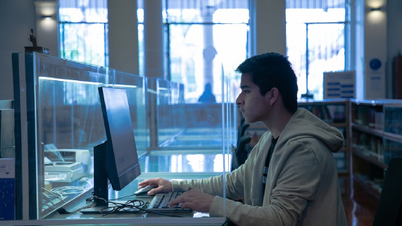 Héctor trabajando en la computadora