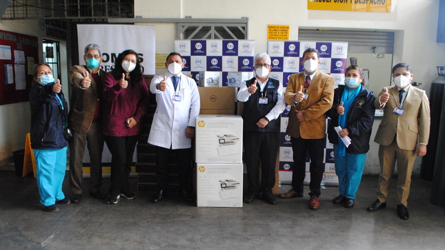 Imagen del director del Hospital Cayetano junto a su equipo de gestión y personal de la Universidad Peruana Cayetano Heredia