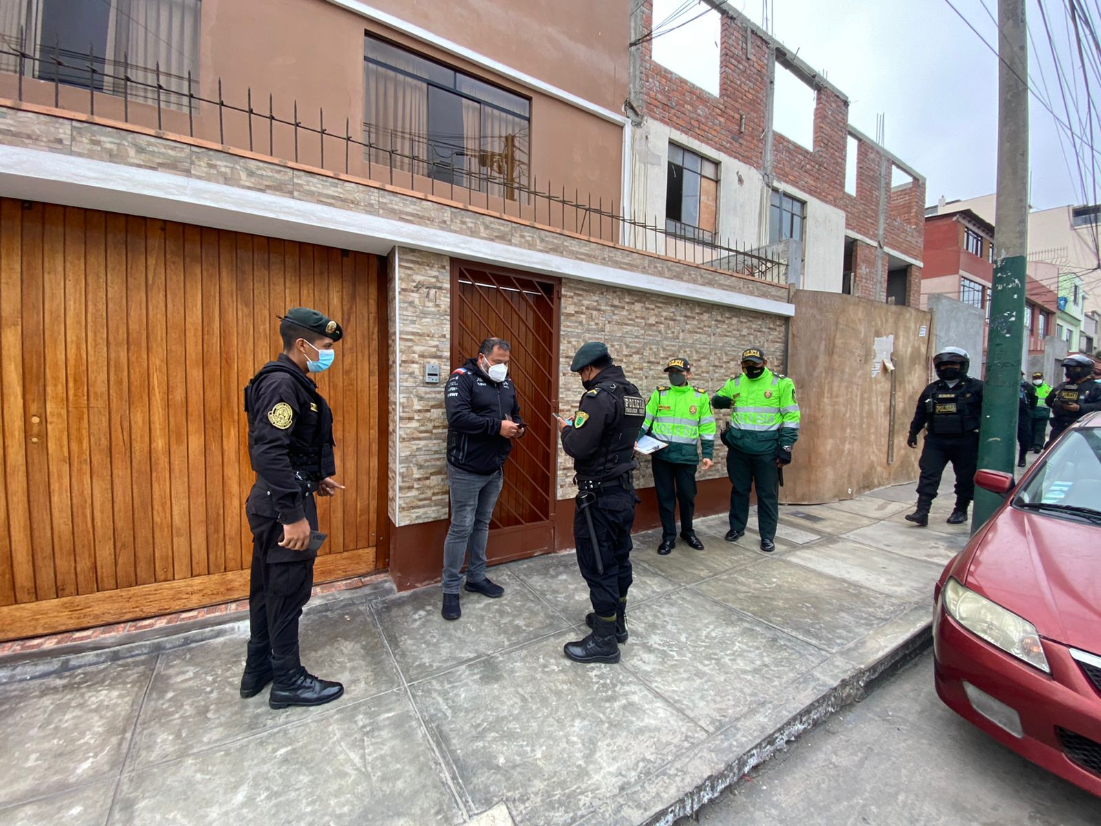 La lucha contra la delincuencia no se detiene. Durante el último fin de semana, las intervenciones conjuntas de la Policía Nacional del Perú (PNP) y las Fuerzas Armadas permitieron la captura de 1566 personas, entre delincuentes y requisitoriados, en operaciones realizadas a nivel nacional.
Según el reporte diario de la Central de Operaciones Policiales de la Comandancia General de la PNP (Ceopol), de los 1566 detenidos, 1269 eran delincuentes comunes y 297 personas requeridas por la justicia.
Como parte de la guerra frontal contra la criminalidad, la Policía Nacional realizó 6601 operativos conjuntos a lo largo de todo el territorio nacional durante las últimas 48 horas.
Durante las intervenciones se desarticularon 52 bandas criminales y se incautaron 30 armas de fuego y 530 celulares robados; y se recuperaron 67 vehículos robados.
De igual forma, se decomisaron 8323 ketes y más de 36 kilos de diversos tipos de droga, y se impusieron 2087 papeletas por infracciones al reglamento nacional de tránsito.
Estos operativos conjuntos responden a una preocupación del Gobierno Central y del Ministerio del Interior (Mininter) por elevar los estándares de seguridad en la ciudadanía y fortalecer la presencia de las fuerzas del orden en las calles, a fin de reducir los índices delictivos y la percepción de inseguridad en el país.
Para estos operativos se movilizaron un total de 30 470 efectivos policiales, a cuyas labores se sumaron en apoyo 366 miembros de las Fuerzas Armadas.
El mayor número de capturados se registraron en Lima (493 detenidos), Callao (180), La Libertad (156) y Arequipa (138). La mayoría de las intervenciones se realizaron en las zonas declaradas en emergencia por temas de seguridad.
Siguiendo las políticas establecidas por el sector Interior, la Comandancia General de la PNP continuará realizando operativos durante las próximas semanas en favor de la seguridad ciudadana.