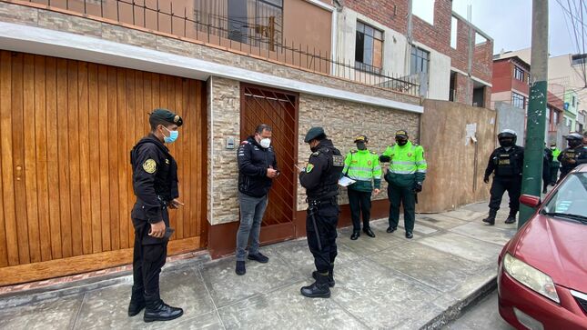 La lucha contra la delincuencia no se detiene. Durante el último fin de semana, las intervenciones conjuntas de la Policía Nacional del Perú (PNP) y las Fuerzas Armadas permitieron la captura de 1566 personas, entre delincuentes y requisitoriados, en operaciones realizadas a nivel nacional. 
 
Según el reporte diario de la Central de Operaciones Policiales de la Comandancia General de la PNP (Ceopol), de los 1566 detenidos, 1269 eran delincuentes comunes y 297 personas requeridas por la justicia.

Como parte de la guerra frontal contra la criminalidad, la Policía Nacional realizó 6601 operativos conjuntos a lo largo de todo el territorio nacional durante las últimas 48 horas. 
 
Durante las intervenciones se desarticularon 52 bandas criminales y se incautaron 30 armas de fuego y 530 celulares robados; y se recuperaron 67 vehículos robados.

De igual forma, se decomisaron 8323 ketes y más de 36 kilos de diversos tipos de droga, y se impusieron 2087 papeletas por infracciones al reglamento nacional de tránsito.
 
Estos operativos conjuntos responden a una preocupación del Gobierno Central y del Ministerio del Interior (Mininter) por elevar los estándares de seguridad en la ciudadanía y fortalecer la presencia de las fuerzas del orden en las calles, a fin de reducir los índices delictivos y la percepción de inseguridad en el país.

Para estos operativos se movilizaron un total de 30 470 efectivos policiales, a cuyas labores se sumaron en apoyo 366 miembros de las Fuerzas Armadas.

El mayor número de capturados se registraron en Lima (493 detenidos), Callao (180), La Libertad (156) y Arequipa (138). La mayoría de las intervenciones se realizaron en las zonas declaradas en emergencia por temas de seguridad.

Siguiendo las políticas establecidas por el sector Interior, la Comandancia General de la PNP continuará realizando operativos durante las próximas semanas en favor de la seguridad ciudadana.
