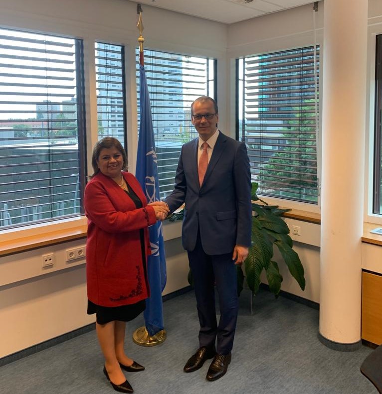 En la foto aparece la Ministra de Salud junto al director del Organismo Internacional de Energía Atómica (OIEA).