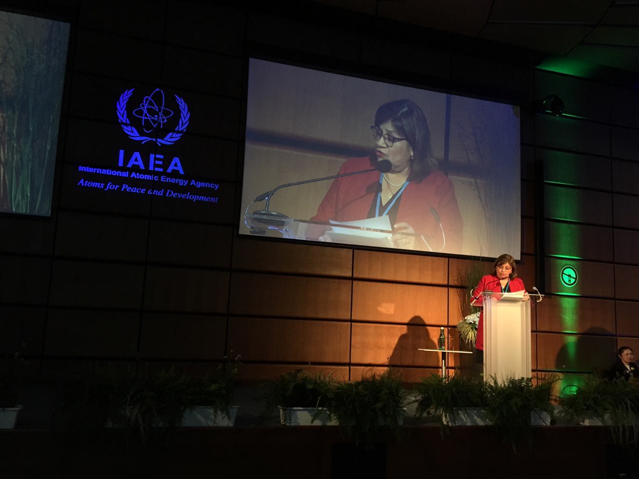 En la foto aparece la Ministra de Salud durante en su segunda participación como expositora en el OIEA.