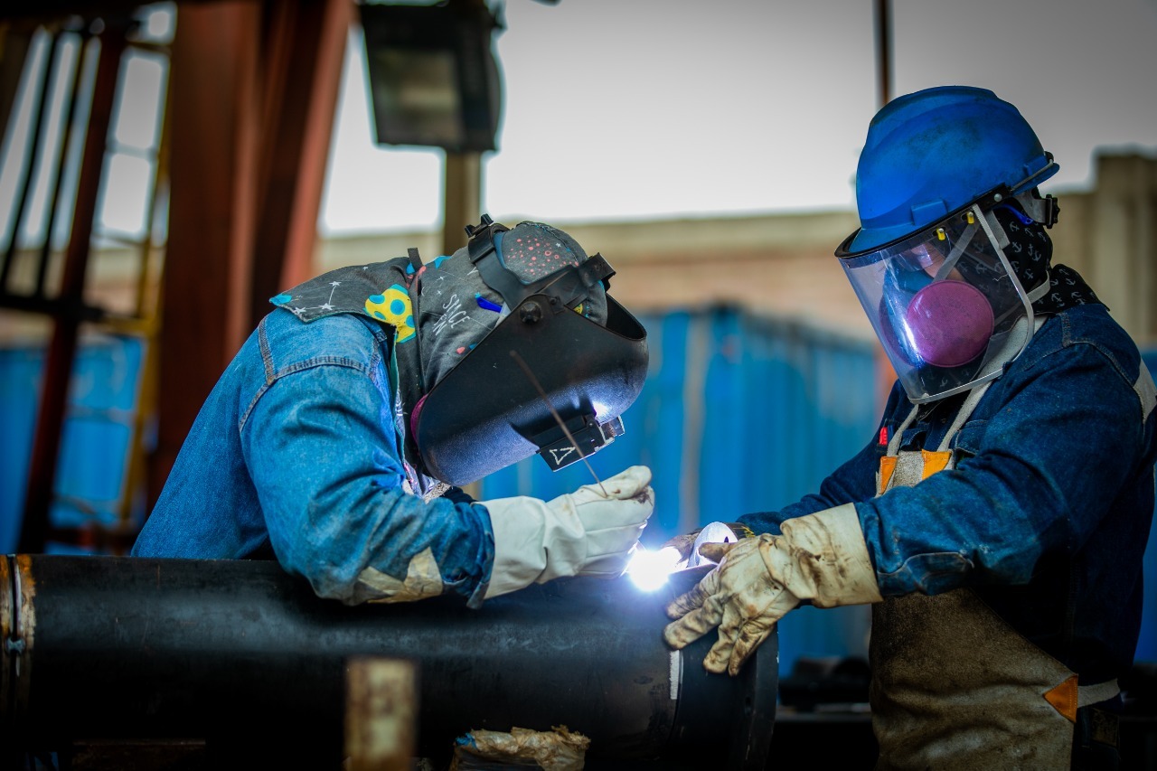 Imagen de personas en trabajos de metalurgia