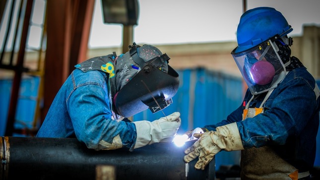 Imagen de personas en trabajos de metalurgia
