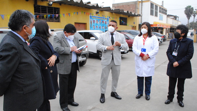 Imagen del director del Hospital Cayetano junto a su equipo de gestion y autoridades del ministerio de salud