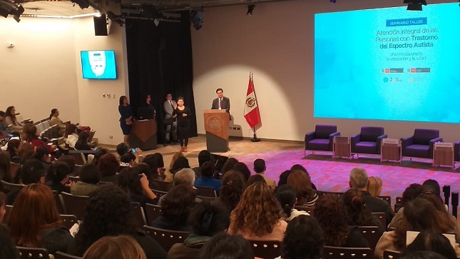 En la foto aparece el viceministro de Salud Pública, Gustavo Rosell , durante su ponencia en el taller.