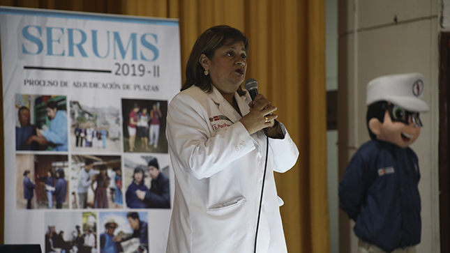 En la foto aparce la Ministra de Salud junto a los serumistas.