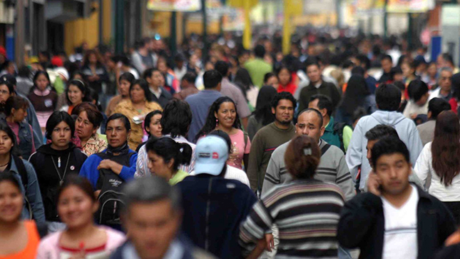 Se ve una multitud de personas mayores de 35 años, que son la población con riesgo de tener artritis.