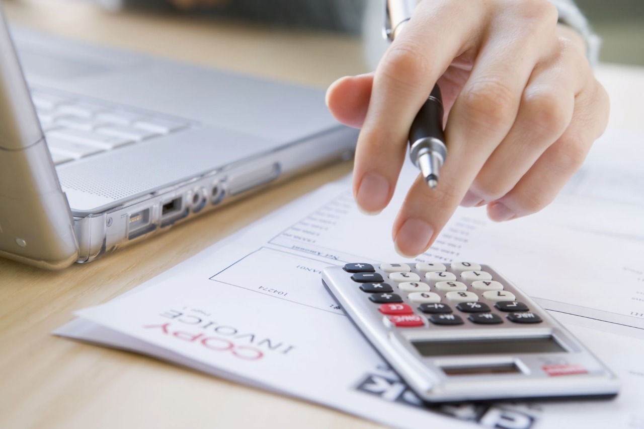 Imagen de mano operando una calculadora