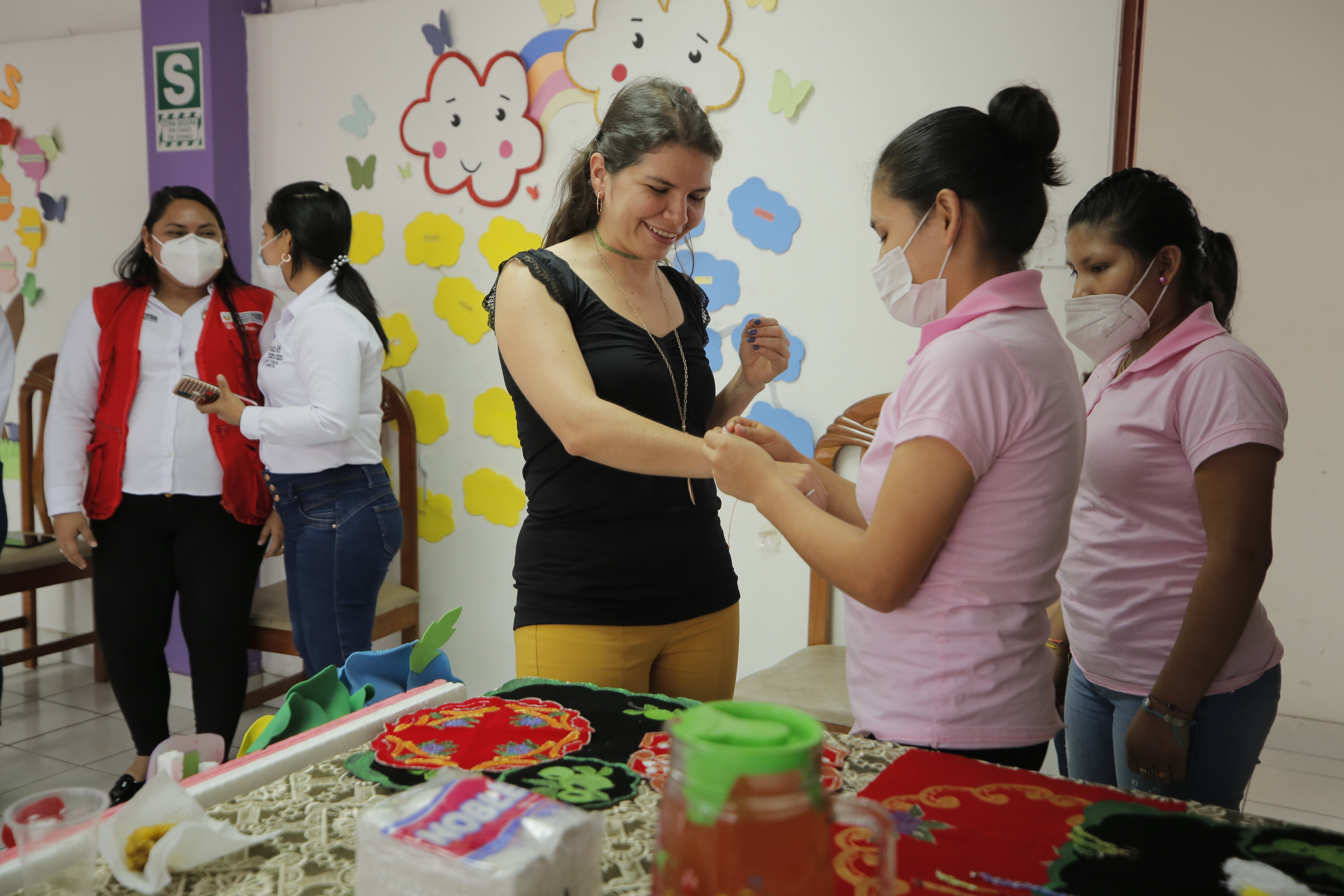 Ministra Claudia Dávila supervisa servicios del MIMP en Iquitos
