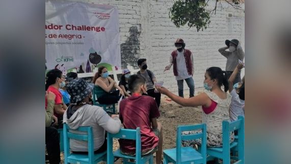 Talento Darwin brindando un taller a niños