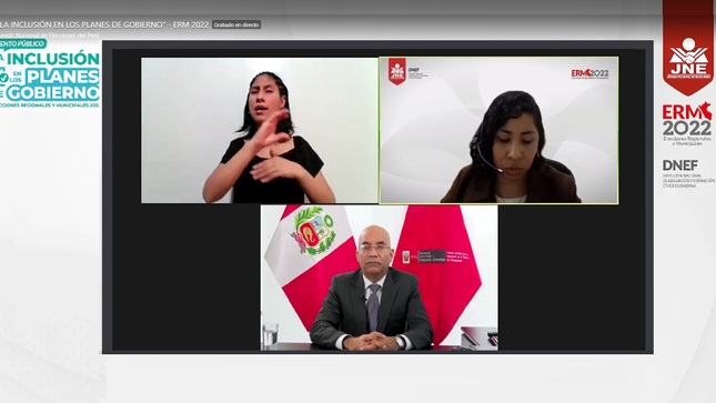 Imagen de 3 personas entre el que se encuentra el presidente del Conadis exponiendo en el evento denominado “La inclusión en los planes de gobierno” en el marco de las Elecciones Regionales y Municipales 2022 (ERM2022), organizado por el Jurado Nacional de Elecciones (JNE).  