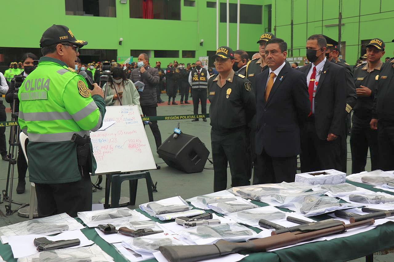 Siguiendo los lineamientos establecidos por el Ministerio del Interior (Mininter), la Policía Nacional del Perú (PNP) continúa con su lucha frontal contra la delincuencia. En las últimas 72 horas, efectivos policiales lograron desarticular 45 bandas delictivas y capturar a 513 delincuentes en diversos operativos ejecutados en Lima y Callao.
El titular del Mininter, Willy Huerta Olivas, lideró hoy la presentación de los resultados obtenidos por la Policía Nacional en una ceremonia realizada en la sede del Escuadrón Verde, en el Cercado de Lima.
En su alocución, el ministro del Interior resaltó el trabajo operativo eficiente que ejecutan las fuerzas del orden para brindar tranquilidad y seguridad a la ciudadanía en todo el país.
“Este es el resultado de los trabajos operativos realizados en tres días por la Policía Nacional del Perú. Siempre en cumplimiento de la política de Gobierno de la lucha contra la inseguridad ciudadana, a nivel nacional, mañana, tarde y noche”, remarcó.
Durante dicha actividad, el titular del Mininter estuvo acompañado del comandante general de la PNP, General de Policía Raúl Alfaro Alvarado, quien detalló que, como producto de estos operativos contra la inseguridad, los agentes también capturaron a 85 personas requisitoriadas e intervinieron 269 extranjeros en Lima Callao.
También se incautaron 58 armas de fuego, 3 granadas de guerra, 3 escopetas y 2900 celulares presuntamente robados. Del mismo modo, se intervinieron 123 motos, se recuperaron 137 vehículos reportados como robados; y se impusieron 3800 papeletas por infracción al reglamento de tránsito.
Además, los efectivos policiales incautaron 320 kilos de marihuana, 1467 kilos de clorhidrato de cocaína y 400 kilos de pasta básica de cocaína.
Alfaro Alvarado señaló que la Policía Nacional está “replanteando los planes de operaciones” para tener una respuesta efectiva en aquellos territorios donde se presenta alta incidencia delictiva.
Intervenciones a nivel nacional
Como parte de la política dispuesta por el Ministerio del Interior (Mininter), de prevenir y contrarrestar la incidencia delictiva y fortalecer la seguridad a nivel nacional, la Policía Nacional ejecutó, en los últimos tres días, 10 354 operativos policiales, que permitieron la captura de 569 requisitoriados y 2482 personas por diversos delitos.
De igual forma, se desarticularon 99 bandas delictivas y una organización criminal. También se incautaron 16 armas blancas y se impusieron 8134 papeletas de tránsito.
El titular del Interior aseguró que los operativos policiales se intensificarán a nivel nacional con el fin de combatir la inseguridad y el crimen en todas sus modalidades.