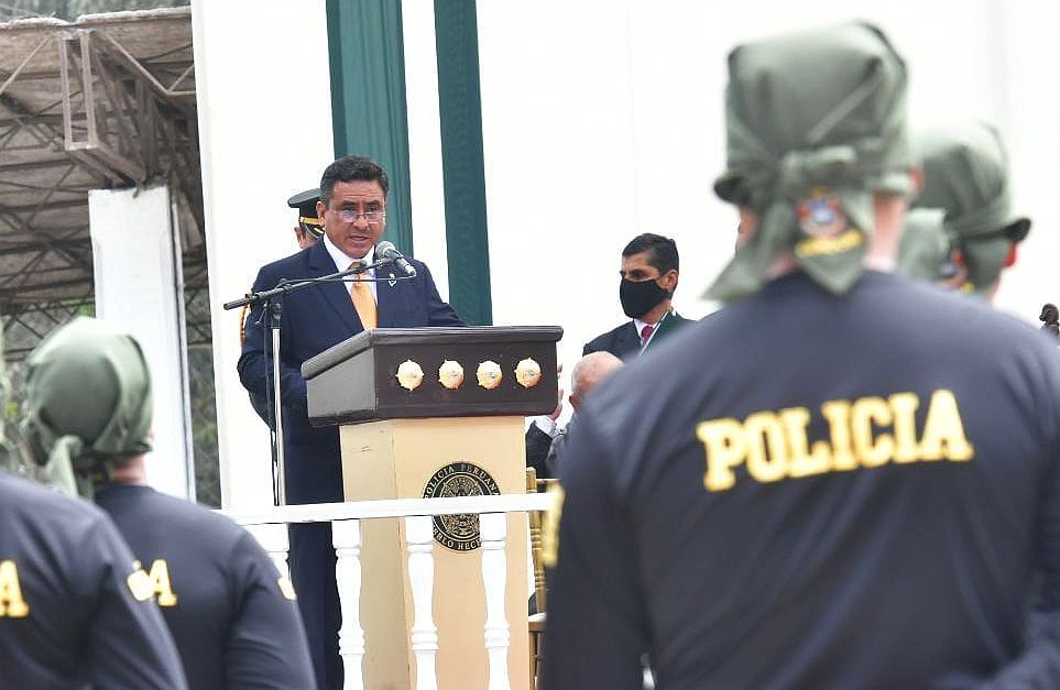 El ministro del Interior, Willy Huerta Olivas, remarcó hoy que una de las prioridades de su gestión al frente del Ministerio del Interior (Mininter) es enfocar los esfuerzos en incrementar la preparación de todos los integrantes de la Policía Nacional del Perú (PNP), en favor de la seguridad nacional y el orden interno.
Durante su participación en la clausura del 99.° curso de capacitación en seguridad y protección de personalidades de la Policía Nacional, el ministro expresó su respaldo absoluto a toda la familia policial.
“Uno de los pilares de mi gestión para fortalecer a nuestra institución policial, es la apuesta total por brindar capacitaciones de forma permanente a todo el personal para que puedan desempeñar sus funciones con profesionalismo”, sostuvo durante la ceremonia realizada en el Club Internacional Revolver del Rímac.
Durante su alocución, Huerta Olivas también felicitó a los 44 efectivos policiales que durante seis semanas fueron instruidos intensivamente en prevenir y contrarrestar cualquier riesgo de seguridad que pretenda atentar contra la vida o integridad de las personalidades que están bajo su custodia.
“Estoy seguro de que las capacitaciones que recibieron serán de mucha utilidad para ejercer su labor con profesionalismo, mística y vocación de servicio, ya que las personas a las que ustedes presentarán servicios necesitan sentirse seguras y protegidas para el desarrollo de sus actividades. Es una gran responsabilidad y sé que cumplirán sus tareas a cabalidad”, agregó.
Cabe destacar que durante el curso recibido, los efectivos policiales fueron capacitados en legislación vinculada a la función policial; derechos humanos y función policial; primeros auxilios; técnicas de registros habitación y vehículos; técnicas y procedimientos en el uso de armas de fuego para la protección de personalidades; técnicas de control físico; fortalecimiento institucional y filosofía de policía comunitaria; y procedimientos en avanzadas de seguridad y protección de personalidades.
En la ceremonia participó también el viceministro de Orden Interno, Abel Gamarra; el comandante general de la PNP, general de Policía Raúl Alfaro; el jefe de Estado Mayor General, Tnte. Gral. PNP Vicente Álvarez; y el inspector general de la PNP, Tnte. Gral. PNP Segundo Mejía.
Policía Montada de Tacalá
En horas de la mañana, el titular del Mininter participó en el décimo aniversario de la unidad de Policía Montada Cmdte. PNP Horacio Patiño Cruzatti – Tacalá de la PNP, unidad que se caracteriza por brindar seguridad en zonas de difícil acceso tales como arenales y asentamientos humanos.
El ministro del Interior manifestó el compromiso del sector en seguir fortaleciendo esta importante unidad y el binomio policía-caballo con más logística y capacitaciones constantes que permitan perfeccionar su accionar, en aras de prestar un óptimo servicio a la ciudadanía.
“Los acompañamos en su imparable galopar, junto a sus fieles compañeros equinos que reflejan la esencia misma de su función. Continúen sirviendo fielmente a la colectividad, valoramos profundamente su valioso aporte y rol protagónico en el control de multitudes, marchas, motines y disturbios”, concluyó.