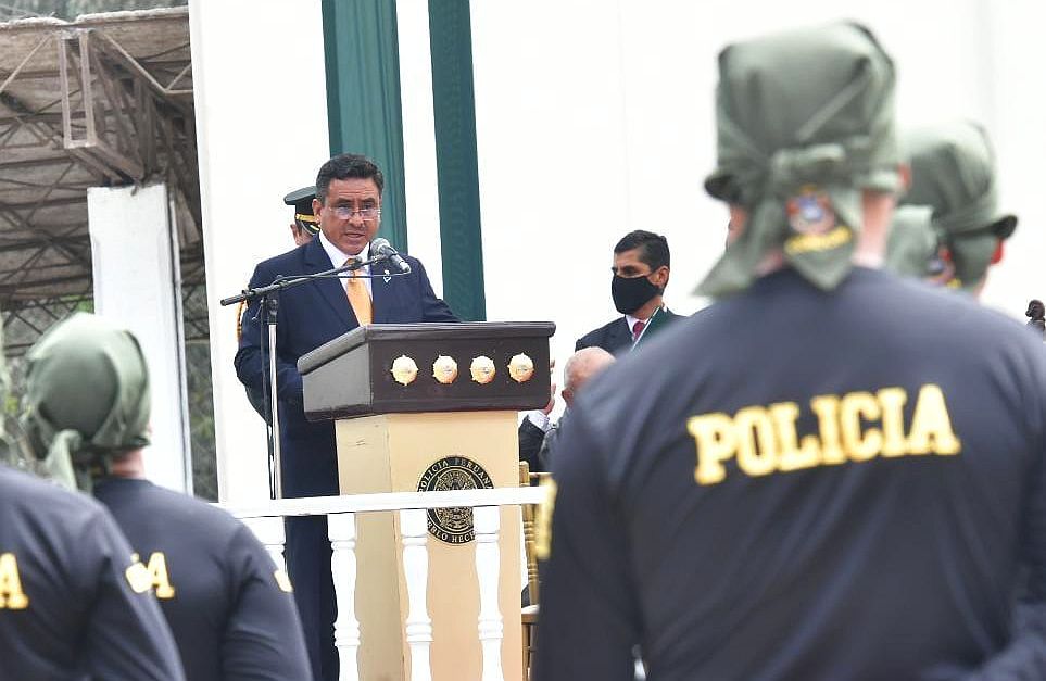 El ministro del Interior, Willy Huerta Olivas, remarcó hoy que una de las prioridades de su gestión al frente del Ministerio del Interior (Mininter) es enfocar los esfuerzos en incrementar la preparación de todos los integrantes de la Policía Nacional del Perú (PNP), en favor de la seguridad nacional y el orden interno.
Durante su participación en la clausura del 99.° curso de capacitación en seguridad y protección de personalidades de la Policía Nacional, el ministro expresó su respaldo absoluto a toda la familia policial.
“Uno de los pilares de mi gestión para fortalecer a nuestra institución policial, es la apuesta total por brindar capacitaciones de forma permanente a todo el personal para que puedan desempeñar sus funciones con profesionalismo”, sostuvo durante la ceremonia realizada en el Club Internacional Revolver del Rímac.
Durante su alocución, Huerta Olivas también felicitó a los 44 efectivos policiales que durante seis semanas fueron instruidos intensivamente en prevenir y contrarrestar cualquier riesgo de seguridad que pretenda atentar contra la vida o integridad de las personalidades que están bajo su custodia.
“Estoy seguro de que las capacitaciones que recibieron serán de mucha utilidad para ejercer su labor con profesionalismo, mística y vocación de servicio, ya que las personas a las que ustedes presentarán servicios necesitan sentirse seguras y protegidas para el desarrollo de sus actividades. Es una gran responsabilidad y sé que cumplirán sus tareas a cabalidad”, agregó.
Cabe destacar que durante el curso recibido, los efectivos policiales fueron capacitados en legislación vinculada a la función policial; derechos humanos y función policial; primeros auxilios; técnicas de registros habitación y vehículos; técnicas y procedimientos en el uso de armas de fuego para la protección de personalidades; técnicas de control físico; fortalecimiento institucional y filosofía de policía comunitaria; y procedimientos en avanzadas de seguridad y protección de personalidades.
En la ceremonia participó también el viceministro de Orden Interno, Abel Gamarra; el comandante general de la PNP, general de Policía Raúl Alfaro; el jefe de Estado Mayor General, Tnte. Gral. PNP Vicente Álvarez; y el inspector general de la PNP, Tnte. Gral. PNP Segundo Mejía.
Policía Montada de Tacalá
En horas de la mañana, el titular del Mininter participó en el décimo aniversario de la unidad de Policía Montada Cmdte. PNP Horacio Patiño Cruzatti – Tacalá de la PNP, unidad que se caracteriza por brindar seguridad en zonas de difícil acceso tales como arenales y asentamientos humanos.
El ministro del Interior manifestó el compromiso del sector en seguir fortaleciendo esta importante unidad y el binomio policía-caballo con más logística y capacitaciones constantes que permitan perfeccionar su accionar, en aras de prestar un óptimo servicio a la ciudadanía.
“Los acompañamos en su imparable galopar, junto a sus fieles compañeros equinos que reflejan la esencia misma de su función. Continúen sirviendo fielmente a la colectividad, valoramos profundamente su valioso aporte y rol protagónico en el control de multitudes, marchas, motines y disturbios”, concluyó.
