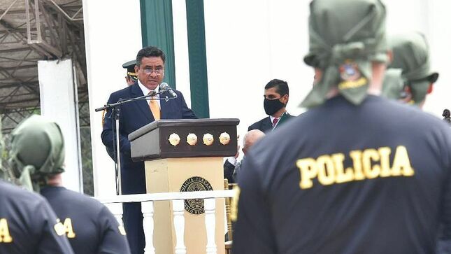 El ministro del Interior, Willy Huerta Olivas, remarcó hoy que una de las prioridades de su gestión al frente del Ministerio del Interior (Mininter) es enfocar los esfuerzos en incrementar la preparación de todos los integrantes de la Policía Nacional del Perú (PNP), en favor de la seguridad nacional y el orden interno.
Durante su participación en la clausura del 99.° curso de capacitación en seguridad y protección de personalidades de la Policía Nacional, el ministro expresó su respaldo absoluto a toda la familia policial.
“Uno de los pilares de mi gestión para fortalecer a nuestra institución policial, es la apuesta total por brindar capacitaciones de forma permanente a todo el personal para que puedan desempeñar sus funciones con profesionalismo”, sostuvo durante la ceremonia realizada en el Club Internacional Revolver del Rímac.
Durante su alocución, Huerta Olivas también felicitó a los 44 efectivos policiales que durante seis semanas fueron instruidos intensivamente en prevenir y contrarrestar cualquier riesgo de seguridad que pretenda atentar contra la vida o integridad de las personalidades que están bajo su custodia.
“Estoy seguro de que las capacitaciones que recibieron serán de mucha utilidad para ejercer su labor con profesionalismo, mística y vocación de servicio, ya que las personas a las que ustedes presentarán servicios necesitan sentirse seguras y protegidas para el desarrollo de sus actividades. Es una gran responsabilidad y sé que cumplirán sus tareas a cabalidad”, agregó.
Cabe destacar que durante el curso recibido, los efectivos policiales fueron capacitados en legislación vinculada a la función policial; derechos humanos y función policial; primeros auxilios; técnicas de registros habitación y vehículos; técnicas y procedimientos en el uso de armas de fuego para la protección de personalidades; técnicas de control físico; fortalecimiento institucional y filosofía de policía comunitaria; y procedimientos en avanzadas de seguridad y protección de personalidades.
En la ceremonia participó también el viceministro de Orden Interno, Abel Gamarra; el comandante general de la PNP, general de Policía Raúl Alfaro; el jefe de Estado Mayor General, Tnte. Gral. PNP Vicente Álvarez; y el inspector general de la PNP, Tnte. Gral. PNP Segundo Mejía.
Policía Montada de Tacalá
En horas de la mañana, el titular del Mininter participó en el décimo aniversario de la unidad de Policía Montada Cmdte. PNP Horacio Patiño Cruzatti – Tacalá de la PNP, unidad que se caracteriza por brindar seguridad en zonas de difícil acceso tales como arenales y asentamientos humanos.
El ministro del Interior manifestó el compromiso del sector en seguir fortaleciendo esta importante unidad y el binomio policía-caballo con más logística y capacitaciones constantes que permitan perfeccionar su accionar, en aras de prestar un óptimo servicio a la ciudadanía.
“Los acompañamos en su imparable galopar, junto a sus fieles compañeros equinos que reflejan la esencia misma de su función. Continúen sirviendo fielmente a la colectividad, valoramos profundamente su valioso aporte y rol protagónico en el control de multitudes, marchas, motines y disturbios”, concluyó.
